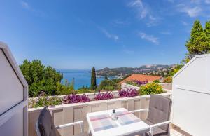 un tavolo e sedie su un balcone con vista sull'oceano di Apartments Mirela a Mlini