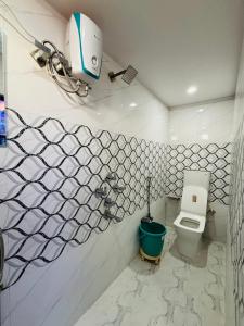 バラナシにあるBaba Vishwanath Residencyのバスルーム(トイレ付)、壁にカメラが備わります。