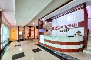 a fast food restaurant with a counter in a building at RedDoorz Hotel Baaraka near Living World in Pekanbaru