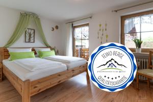 Ένα ή περισσότερα κρεβάτια σε δωμάτιο στο Haus Sabine, Wallgau