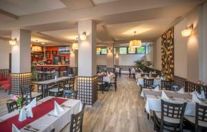 A restaurant or other place to eat at Hotel Relax Sovata