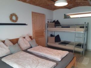 Postel nebo postele na pokoji v ubytování Apartment am Vierkanthof im Thermenland