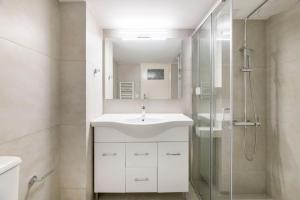 Kúpeľňa v ubytovaní Splendid 3BR Apartment close to Olympic Stadium