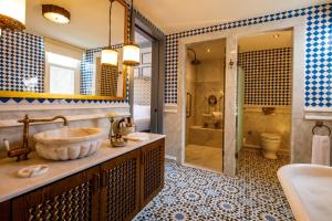 Um banheiro em Hagia Sofia Mansions Istanbul, Curio Collection by Hilton