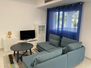 a living room with a couch and a table at Residenza al mare a Calalunga di Montauro in Montauro