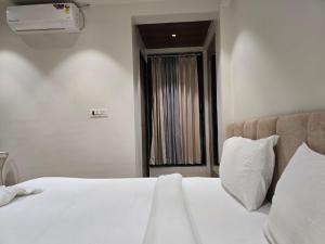 Postel nebo postele na pokoji v ubytování Hotel priyansh
