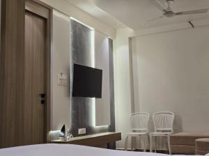 TV a/nebo společenská místnost v ubytování Hotel priyansh