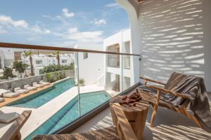 A piscina localizada em Nuca Mykonos ou nos arredores