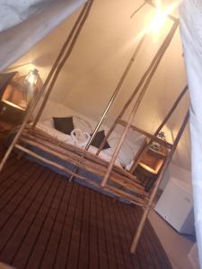 Postel nebo postele na pokoji v ubytování Ella Heaven View Glamping Tent