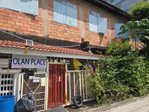 un edificio con un cancello aperto di fronte di 206 Olan Place Apartment with free Wi-Fi a Bangkok