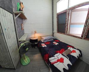 una stanza con un letto con una coperta di mucca di 206 Olan Place Apartment with free Wi-Fi a Bangkok