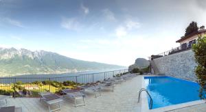 un hotel con piscina con vistas a las montañas en La Quiete 07 lake view Apartment by Gardadomusmea, en Tremosine Sul Garda