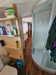 Koupelna v ubytování Chata Trhovka + 10 fotografií