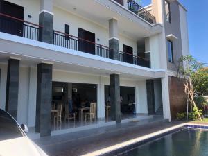een gebouw met een zwembad ervoor bij Sanur Base Apartment in Denpasar