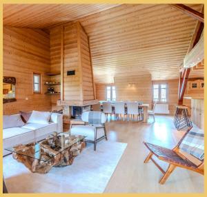 圣热尔韦莱班Appartement La Comtesse I Centre de Saint-Gervais的客厅里有一张沙发和一张桌子。