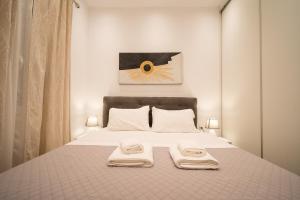 キオスにあるKyra's Luxury Suites 2のベッドとタオル2枚のある寝室 +26枚の写真