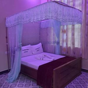 Postel nebo postele na pokoji v ubytování Kilimanjaro lodge