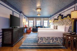 Uma TV ou centro de entretenimento em Hagia Sofia Mansions Istanbul, Curio Collection by Hilton