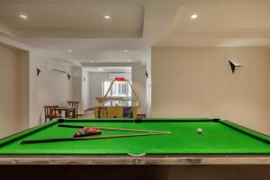 Biliár nebo kulečník v ubytování Quality Inn Patria Suites, Rajkot