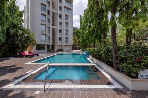 Bazén v ubytování Quality Inn Patria Suites, Rajkot nebo v jeho okolí