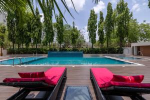 Bazén v ubytování Quality Inn Patria Suites, Rajkot nebo v jeho okolí