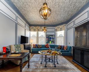 Uma TV ou centro de entretenimento em Hagia Sofia Mansions Istanbul, Curio Collection by Hilton
