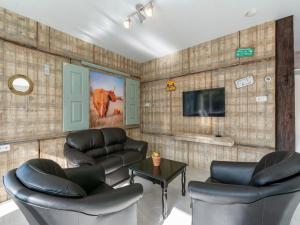 Μια τηλεόραση ή/και κέντρο ψυχαγωγίας στο Bungalow in Callantsoog near the Beach