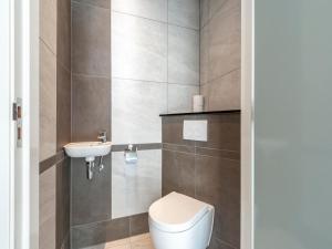 Ένα μπάνιο στο Bungalow in Callantsoog near the Beach +14 φωτογραφίες