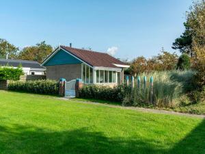 Κήπος έξω από το Bungalow in Callantsoog near the Beach