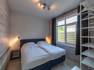 Ένα ή περισσότερα κρεβάτια σε δωμάτιο στο Bungalow in Callantsoog near the Beach