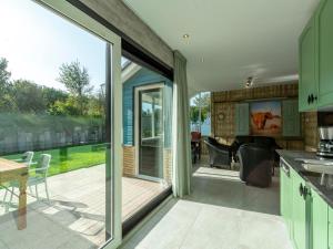 Η κουζίνα ή μικρή κουζίνα στο Bungalow in Callantsoog near the Beach