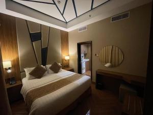 Postel nebo postele na pokoji v ubytování Golden Tower Hotel Al Khobar Corniche