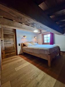 a bedroom with a large bed in a room at Les chryolles - Les mélèzes in Valmeinier