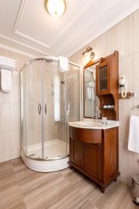 Koupelna v ubytování Bender Hotel