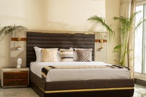 a bedroom with a large bed with a wooden headboard at Villa Raag in Agonda