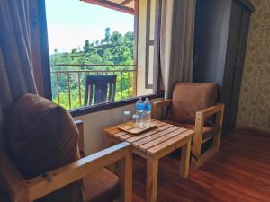 Rõdu või terrass majutusasutuses Jhule Retreat