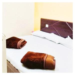 Hotel Priyan-Shi Palace AC OR NON AC ROOM Outstanding Property In Ujjain客房内的一张或多张床位