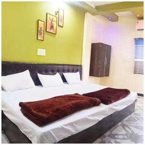 Hotel Priyan-Shi Palace AC OR NON AC ROOM Outstanding Property In Ujjain客房内的一张或多张床位