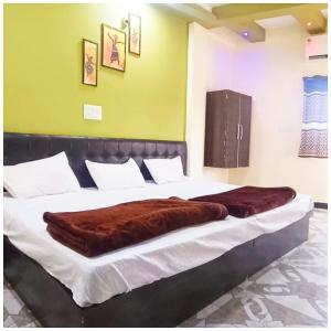 Hotel Priyan-Shi Palace AC OR NON AC ROOM Outstanding Property In Ujjain客房内的一张或多张床位