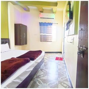 Hotel Priyan-Shi Palace AC OR NON AC ROOM Outstanding Property In Ujjain客房内的一张或多张床位