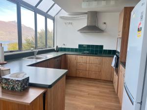 Kuchyň nebo kuchyňský kout v ubytování Vaneric Stays - Goldleaf Getaways 10