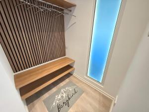 een trap met een raam en een bord op de vloer bij RhönLoft in Ostheim