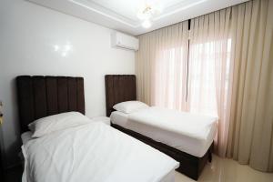 due letti in una stanza con finestra di Appartement in Tanger City-5min to the Beach-free Parking a Tangeri