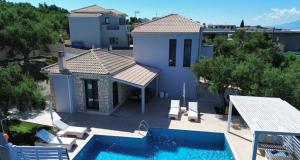 an aerial view of a house with a swimming pool at Villa Zante Avia in Planos
