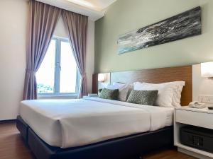 Postel nebo postele na pokoji v ubytování Amansari Hotel Desaru