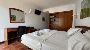 A bed or beds in a room at Hotel Sant March