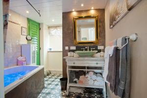 bagno con lavandino, vasca e specchio di HR Cottage am Honigbach a Coesfeld