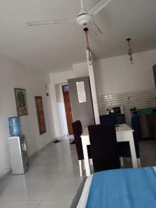 Un comedor con una mesa y sillas en una habitación. en 5 Minutes to the Beach - Studio, en Mombasa