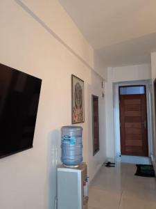 una habitación con un tanque de agua encima de un refrigerador en 5 Minutes to the Beach - Studio, en Mombasa