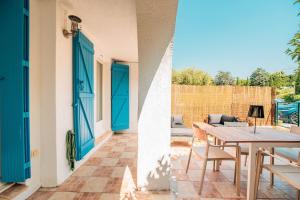 zwei Bilder eines Hauses mit einer blauen Tür in der Unterkunft Bleu Indigo Piscine, Parking, Au calme in La Garde-Freinet
